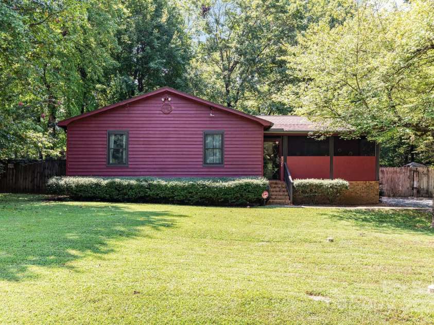 8724 Knowlesly Road, Charlotte, NC 28227.  MLS# CAR4284547, YatesRealty ID 34252. 