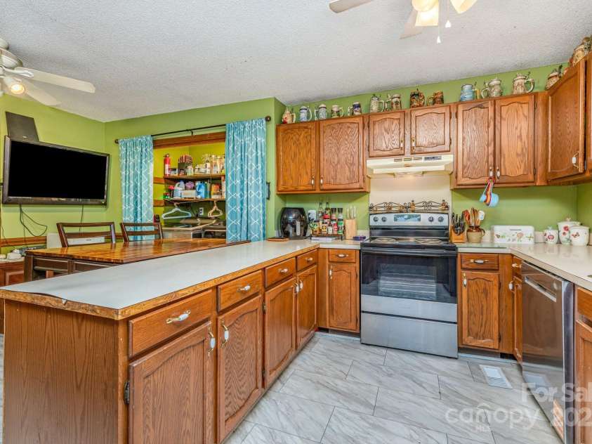 8724 Knowlesly Road, Charlotte, NC 28227.  MLS# CAR4284547, YatesRealty ID 34252. 