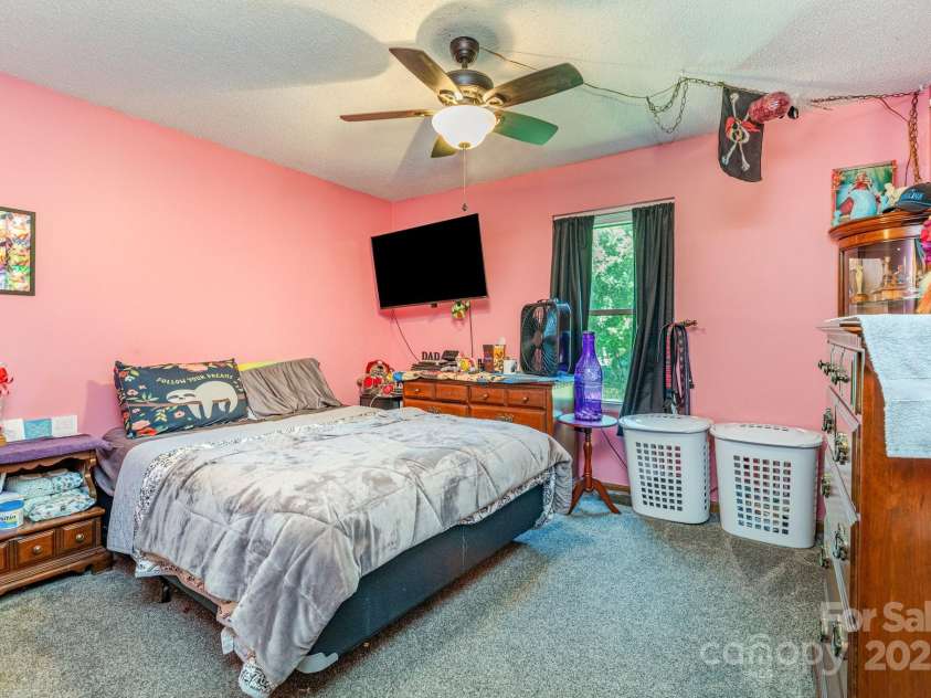 8724 Knowlesly Road, Charlotte, NC 28227.  MLS# CAR4284547, YatesRealty ID 34252. 