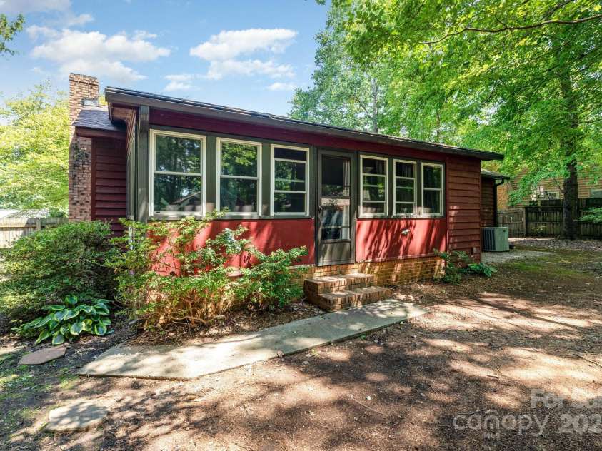 8724 Knowlesly Road, Charlotte, NC 28227.  MLS# CAR4284547, YatesRealty ID 34252. 