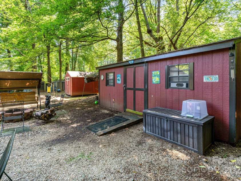 8724 Knowlesly Road, Charlotte, NC 28227.  MLS# CAR4284547, YatesRealty ID 34252. 