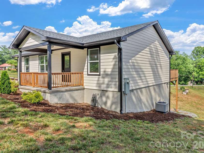 95 Short Drive, Marion, NC 28752.  MLS# CAR4379904, YatesRealty ID 34253. 