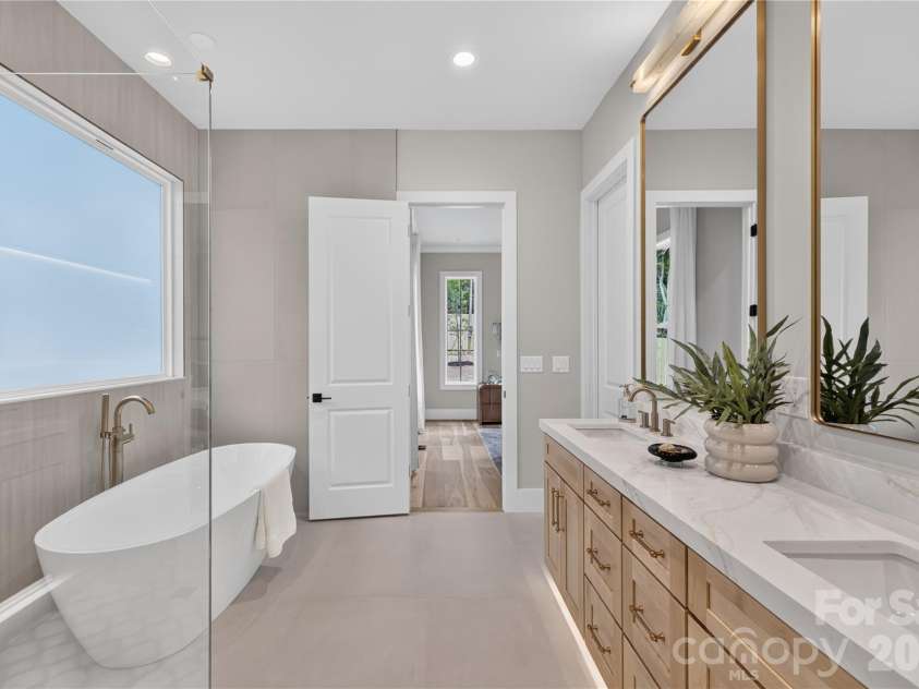 3119 Shenandoah Avenue, Charlotte, NC 28205.  MLS# CAR4394625, YatesRealty ID 34254. Primary Bath