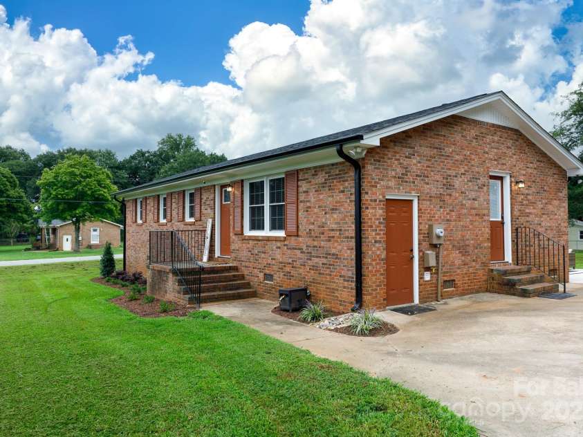 1811 Eastview Road, Rock Hill, SC 29732.  MLS# CAR4288455, YatesRealty ID 34256. 