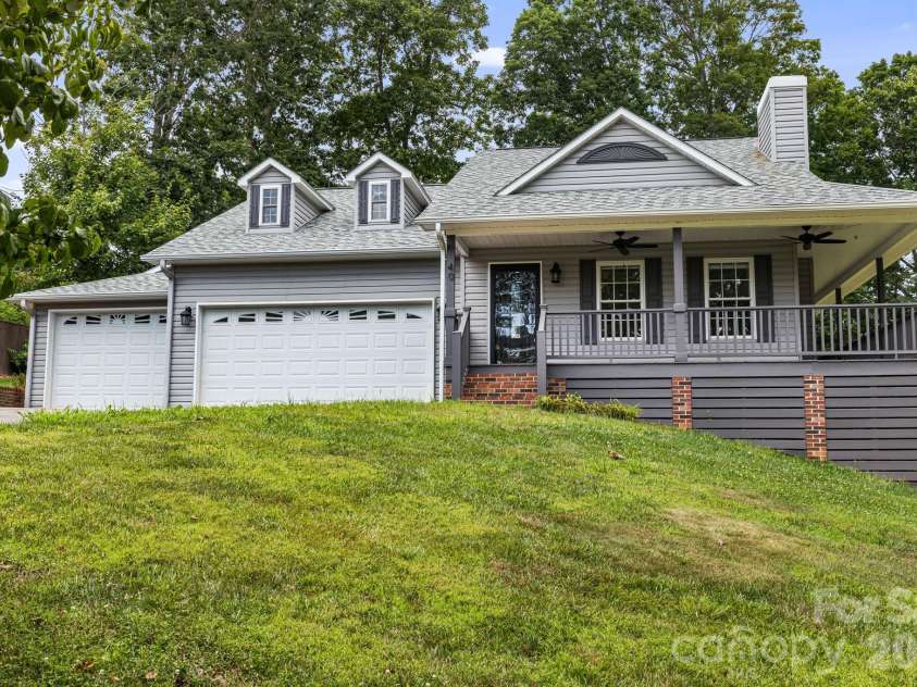 40 Brierfield Drive, Candler, NC 28715.  MLS# CAR4402345, YatesRealty ID 34256. 3 car garage!