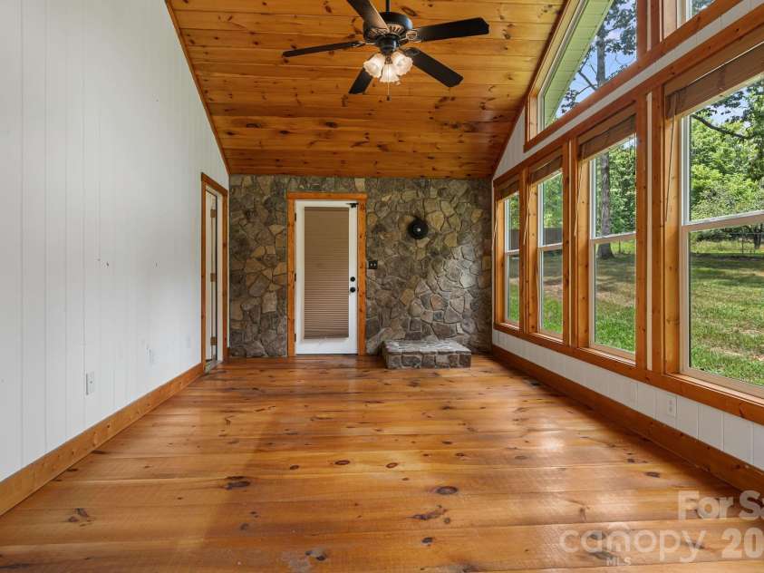 40 Brierfield Drive, Candler, NC 28715.  MLS# CAR4402345, YatesRealty ID 34256. 