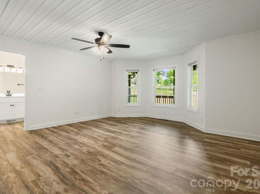 40 Brierfield Drive, Candler, NC 28715.  MLS# CAR4402345, YatesRealty ID 34256. 