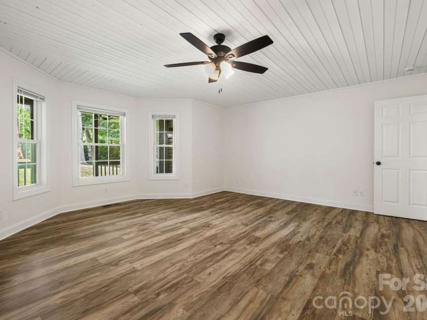 40 Brierfield Drive, Candler, NC 28715.  MLS# CAR4402345, YatesRealty ID 34256. 