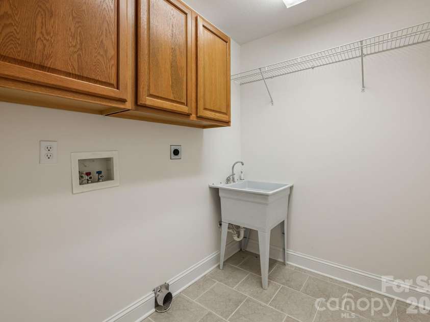 40 Brierfield Drive, Candler, NC 28715.  MLS# CAR4402345, YatesRealty ID 34256. 