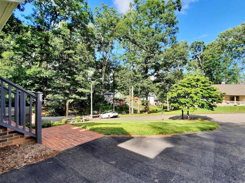 40 Brierfield Drive, Candler, NC 28715.  MLS# CAR4402345, YatesRealty ID 34256. 
