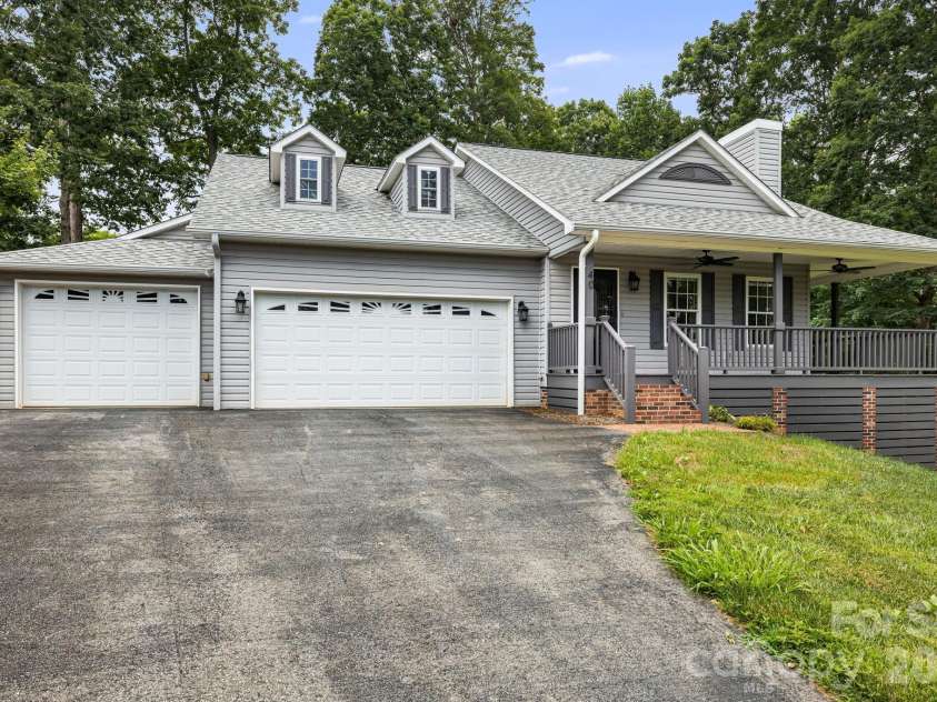 40 Brierfield Drive, Candler, NC 28715.  MLS# CAR4402345, YatesRealty ID 34256. 