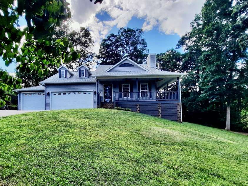 40 Brierfield Drive, Candler, NC 28715.  MLS# CAR4402345, YatesRealty ID 34256. 