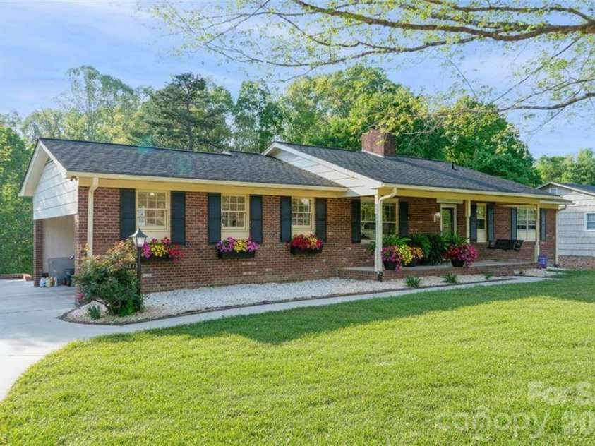 244 Pine Valley Road, Thomasville, NC 27360.  MLS# CAR4395935, YatesRealty ID 34258. 