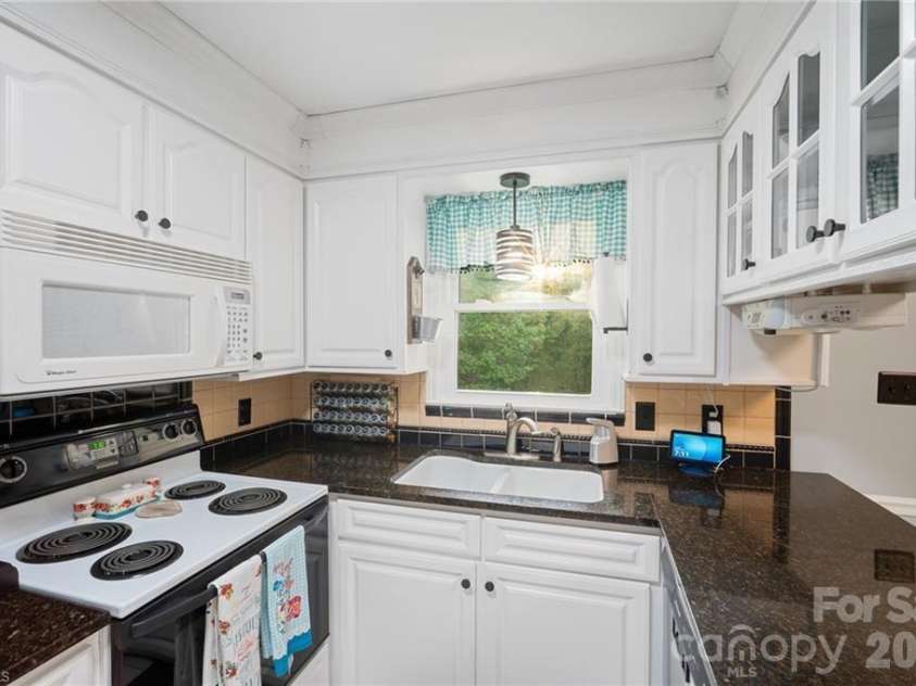 244 Pine Valley Road, Thomasville, NC 27360.  MLS# CAR4395935, YatesRealty ID 34258. 