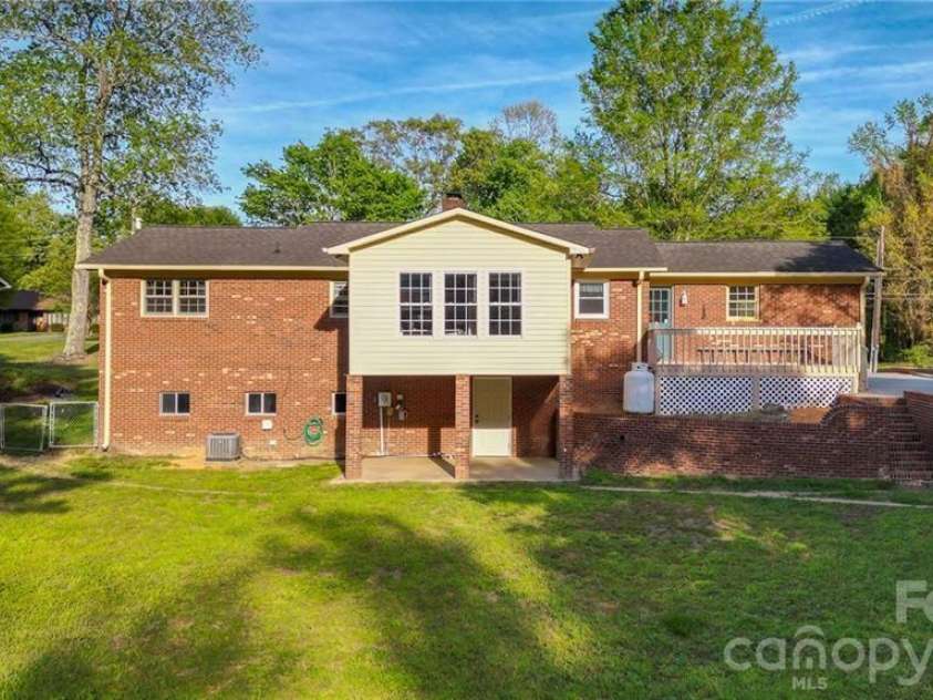 244 Pine Valley Road, Thomasville, NC 27360.  MLS# CAR4395935, YatesRealty ID 34258. 
