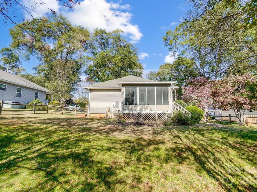 220 6th Street, Belmont, NC 28012.  MLS# CAR4194682, YatesRealty ID 3426. 