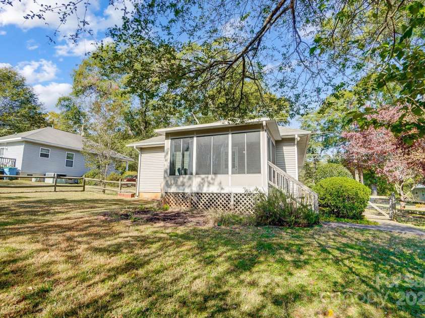 220 6th Street, Belmont, NC 28012.  MLS# CAR4194682, YatesRealty ID 3426. 