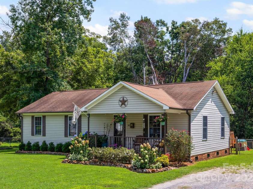 44 6th Street, York, SC 29745.  MLS# CAR4291178, YatesRealty ID 34260. 