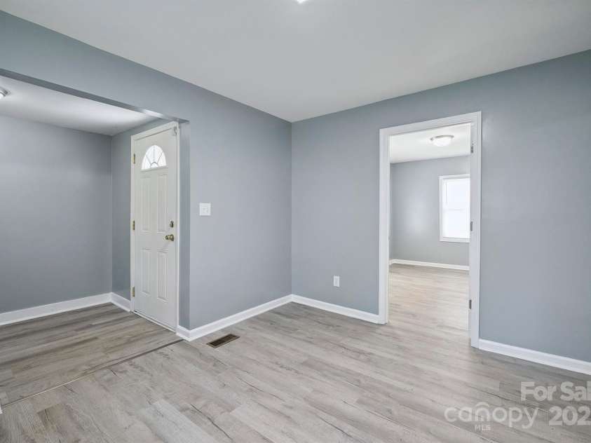 672 Old Salisbury Road, Statesville, NC 28677.  MLS# CAR4277387, YatesRealty ID 34262. Breakfast Area!