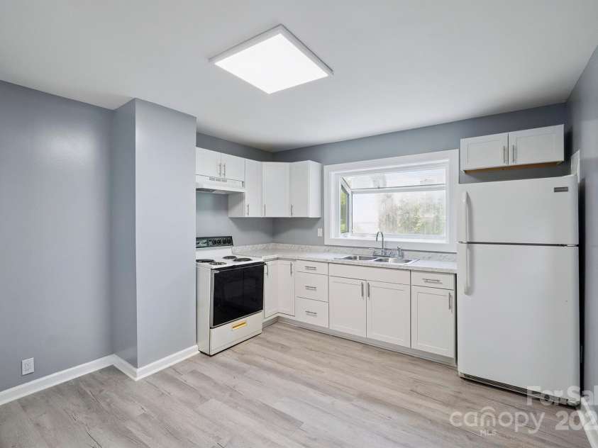 672 Old Salisbury Road, Statesville, NC 28677.  MLS# CAR4277387, YatesRealty ID 34262. Bright, Airy Kitchen with new cabinets!