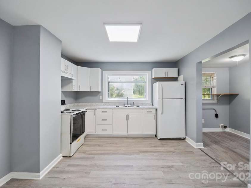 672 Old Salisbury Road, Statesville, NC 28677.  MLS# CAR4277387, YatesRealty ID 34262. Bright Kitchen features new cabinets!