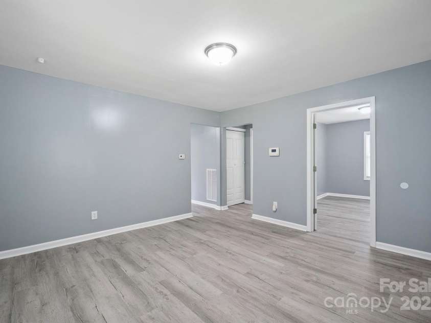 672 Old Salisbury Road, Statesville, NC 28677.  MLS# CAR4277387, YatesRealty ID 34262. Spacious Living Room!