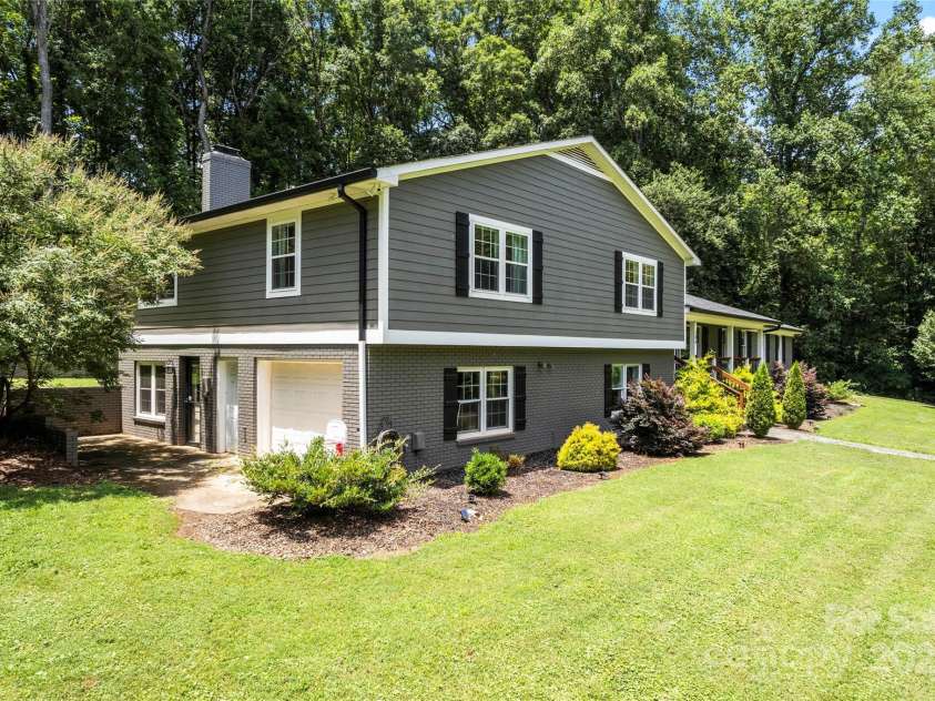 106 Brookmeade Drive, Statesville, NC 28625.  MLS# CAR4281679, YatesRealty ID 34263. 