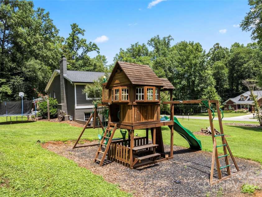 106 Brookmeade Drive, Statesville, NC 28625.  MLS# CAR4281679, YatesRealty ID 34263. 
