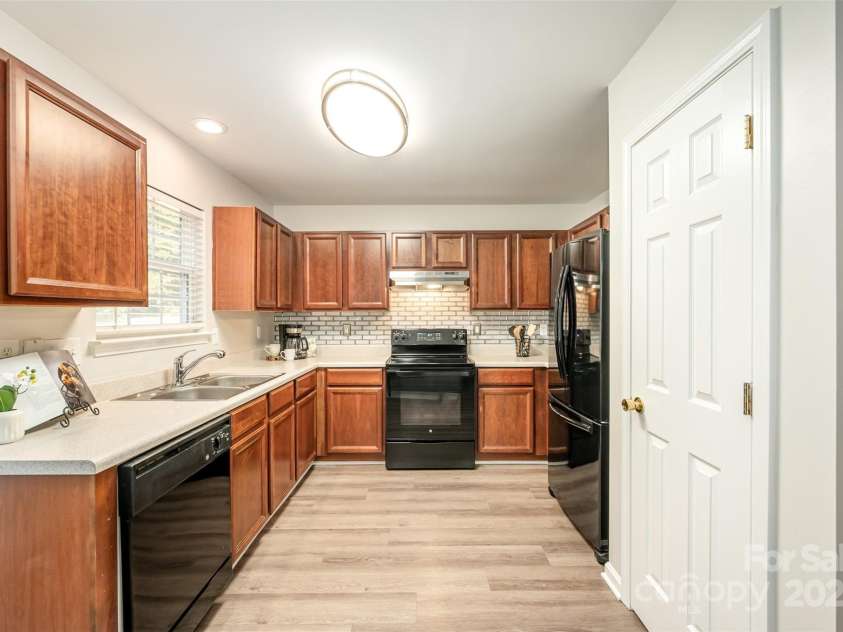 4317 Springhaven Drive, Charlotte, NC 28269.  MLS# CAR4270772, YatesRealty ID 34266. Kitchen