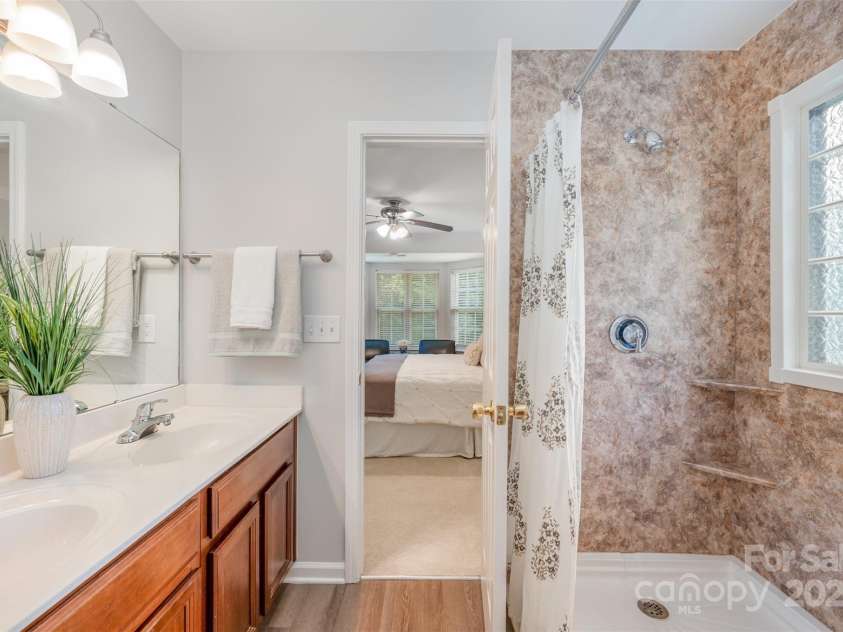 4317 Springhaven Drive, Charlotte, NC 28269.  MLS# CAR4270772, YatesRealty ID 34266. Main Level Primary Bath
