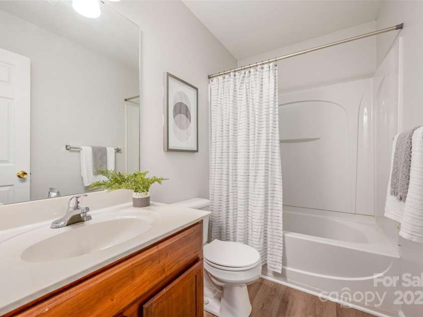 4317 Springhaven Drive, Charlotte, NC 28269.  MLS# CAR4270772, YatesRealty ID 34266. Upstairs Full Bath