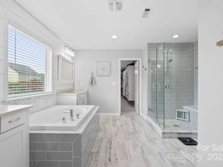 117 Heron Cove Loop, Mooresville, NC 28117.  MLS# CAR4277027, YatesRealty ID 34267. Primary Ensuite