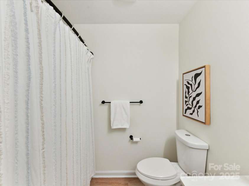2017 Brewton Drive, Charlotte, NC 28206.  MLS# CAR4265702, YatesRealty ID 34269. 2nd full bath