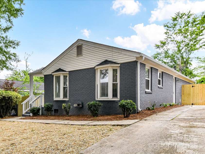 2017 Brewton Drive, Charlotte, NC 28206.  MLS# CAR4265702, YatesRealty ID 34269. 
