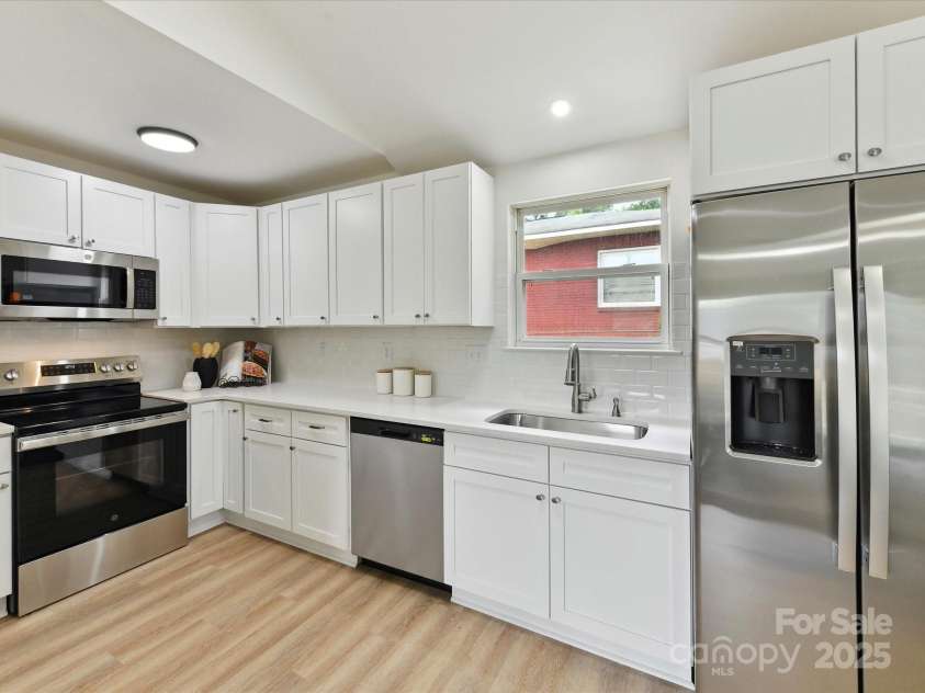 2017 Brewton Drive, Charlotte, NC 28206.  MLS# CAR4265702, YatesRealty ID 34269. Everything in the kitchen is new!  Cabinets, quartz ctops, ss appliances & backsplash!