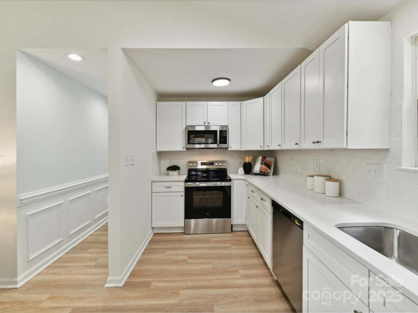 2017 Brewton Drive, Charlotte, NC 28206.  MLS# CAR4265702, YatesRealty ID 34269. Kitchen