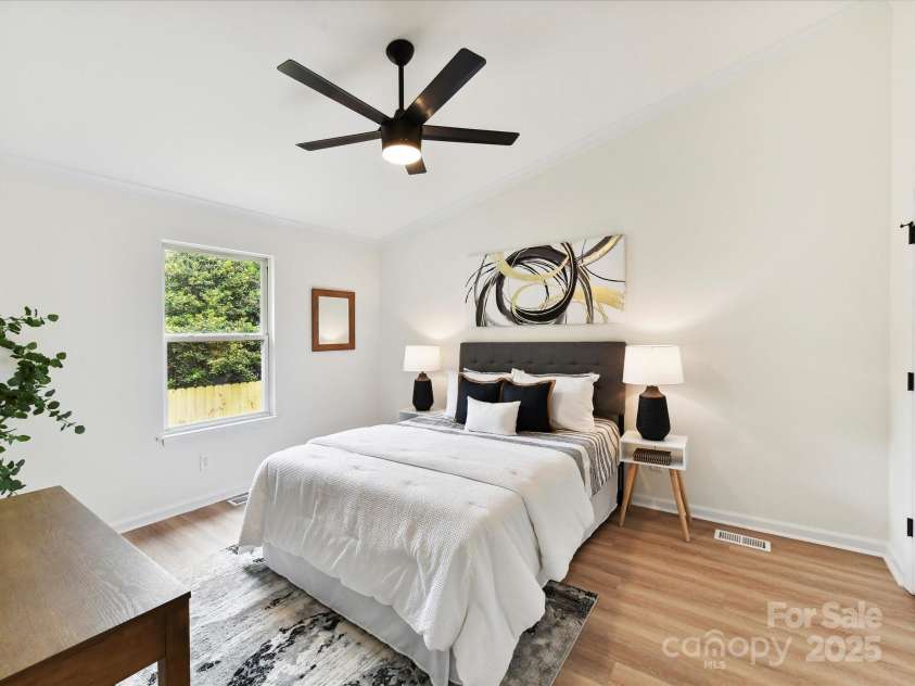 2017 Brewton Drive, Charlotte, NC 28206.  MLS# CAR4265702, YatesRealty ID 34269. Spacious primary bedroom with a vaulted ceiling and large walk-in closet!
