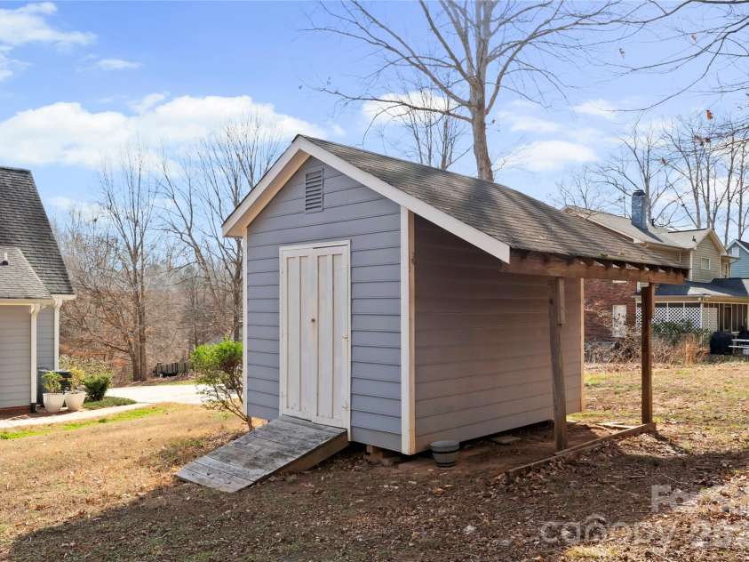 39 Bowen Drive, Belmont, NC 28012.  MLS# CAR4353669, YatesRealty ID 3427. 