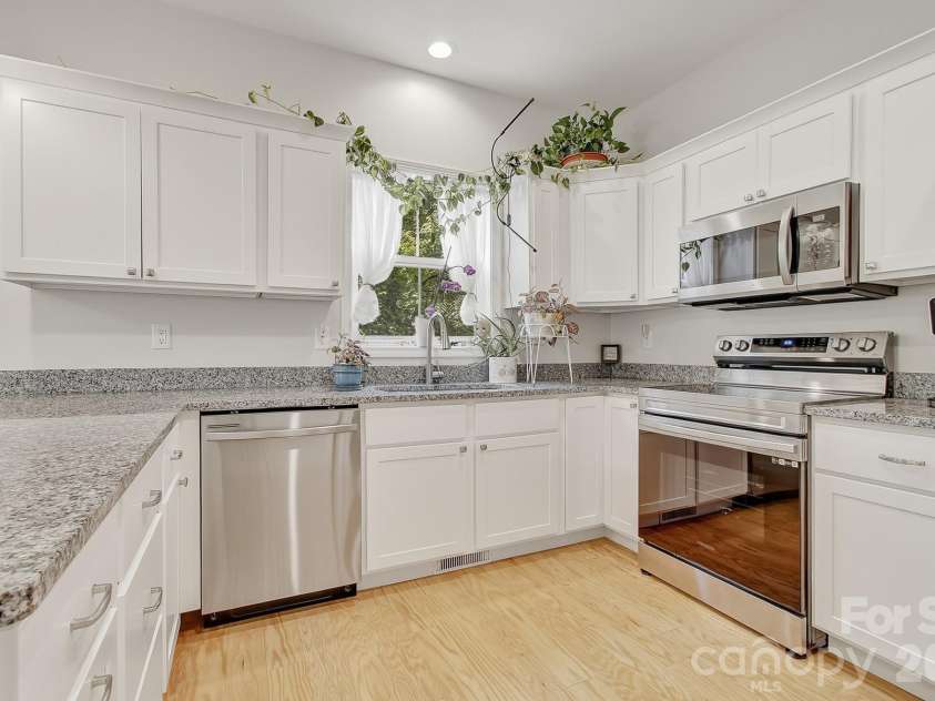 777 High Street, Canton, NC 28716.  MLS# CAR4397764, YatesRealty ID 34270. Large open kitchen