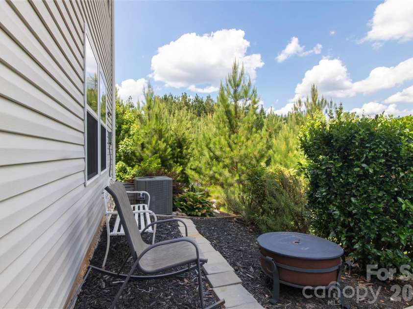 824 Alta Way, Kannapolis, NC 28081.  MLS# CAR4397282, YatesRealty ID 34273. 