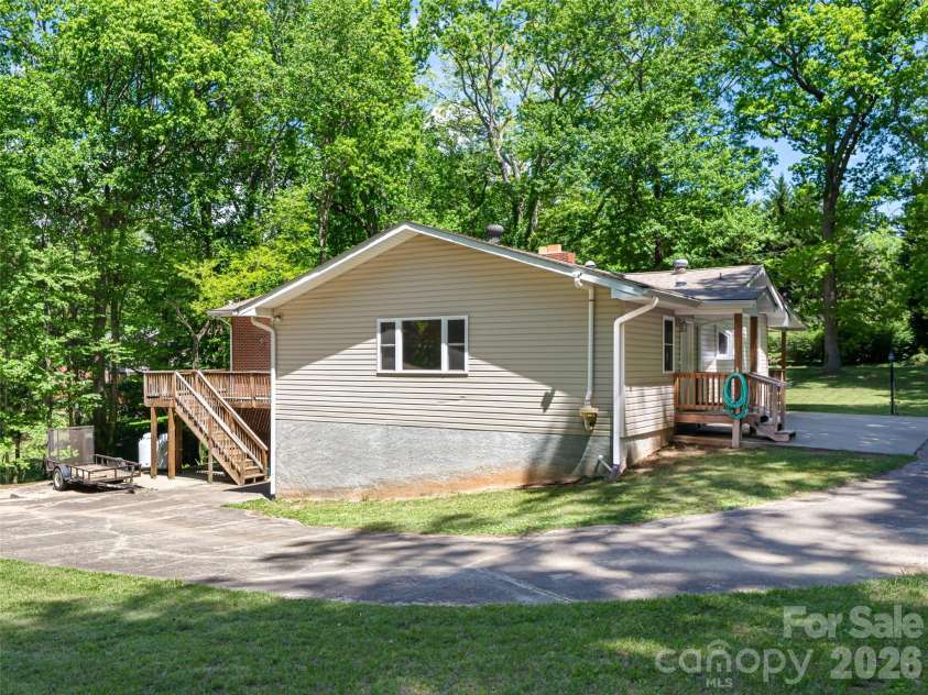 146 Fairmont Road, Candler, NC 28715.  MLS# CAR4378254, YatesRealty ID 34284. 
