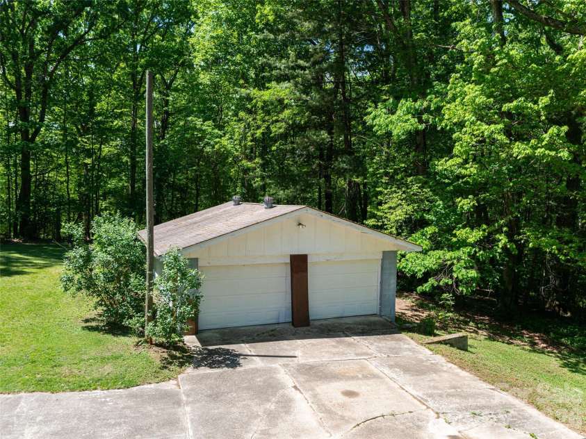 146 Fairmont Road, Candler, NC 28715.  MLS# CAR4378254, YatesRealty ID 34284. 