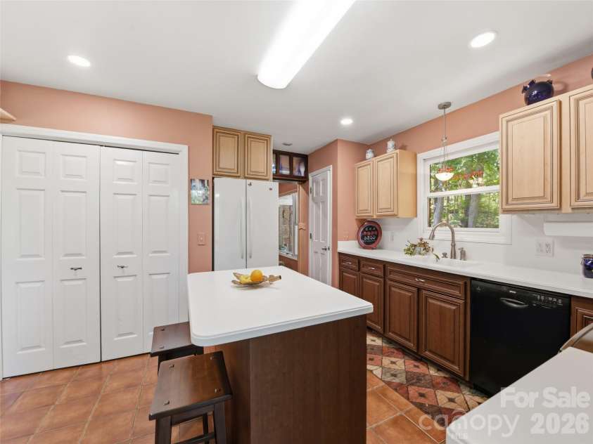 5 Sunny Ridge Drive, Asheville, NC 28804.  MLS# CAR4378402, YatesRealty ID 34285. 