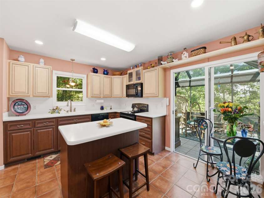 5 Sunny Ridge Drive, Asheville, NC 28804.  MLS# CAR4378402, YatesRealty ID 34285. 