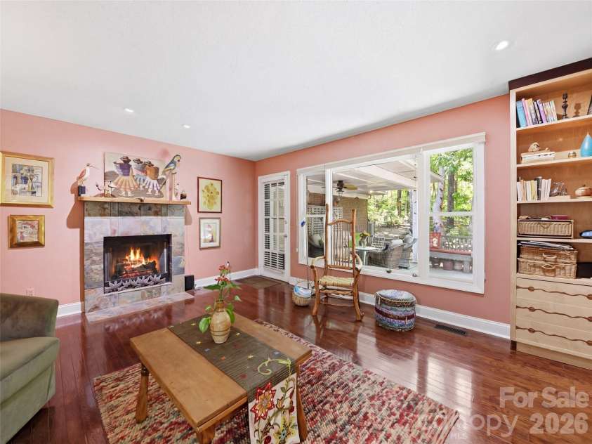 5 Sunny Ridge Drive, Asheville, NC 28804.  MLS# CAR4378402, YatesRealty ID 34285. 