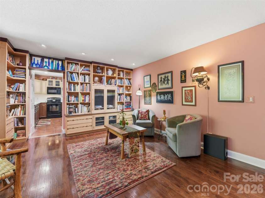 5 Sunny Ridge Drive, Asheville, NC 28804.  MLS# CAR4378402, YatesRealty ID 34285. 