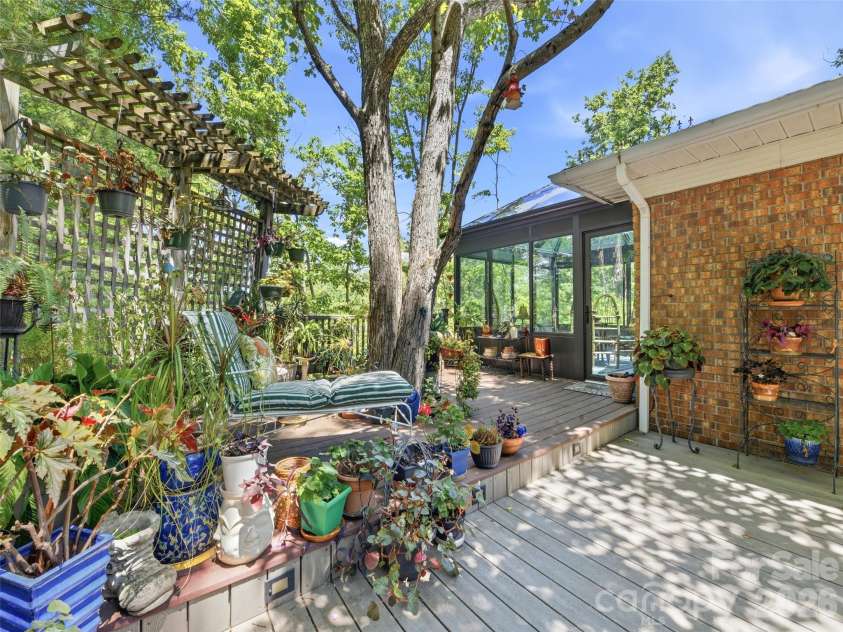 5 Sunny Ridge Drive, Asheville, NC 28804.  MLS# CAR4378402, YatesRealty ID 34285. 