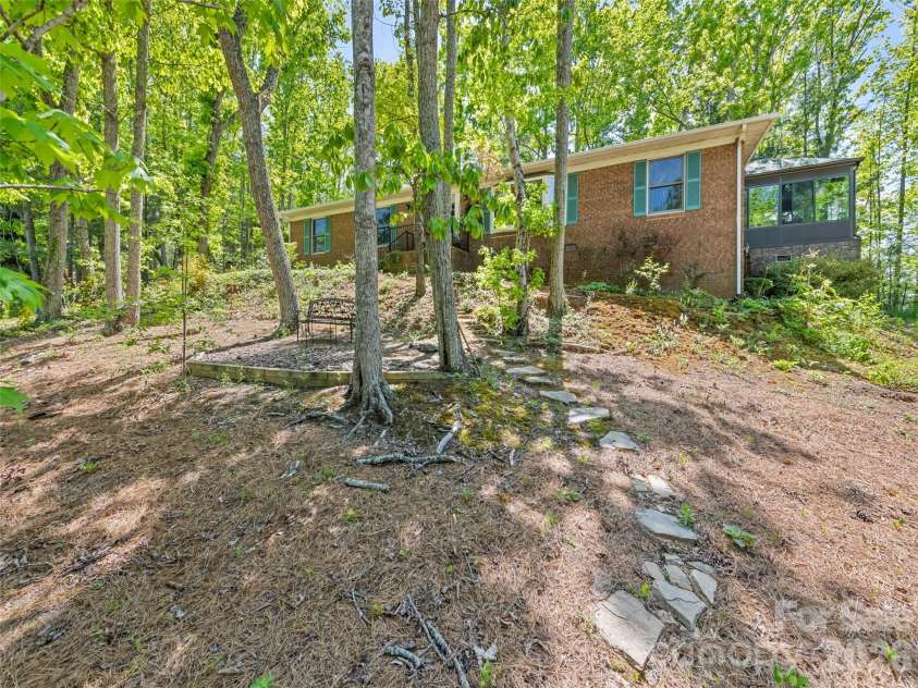 5 Sunny Ridge Drive, Asheville, NC 28804.  MLS# CAR4378402, YatesRealty ID 34285. 