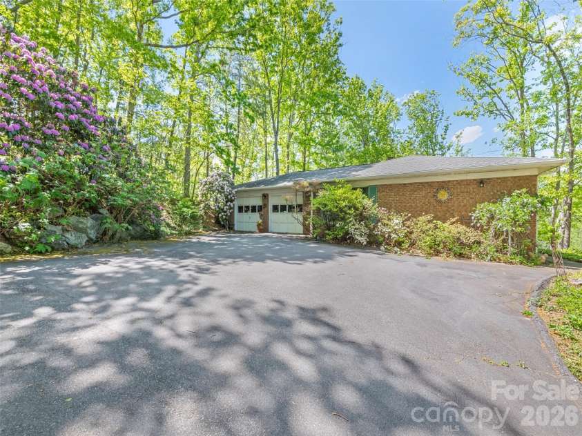 5 Sunny Ridge Drive, Asheville, NC 28804.  MLS# CAR4378402, YatesRealty ID 34285. 