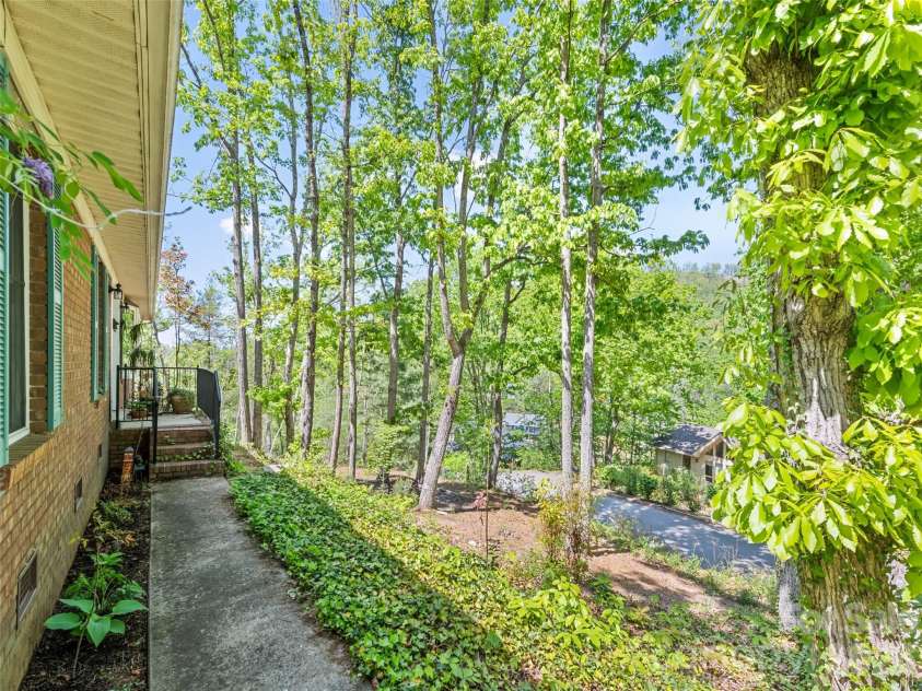 5 Sunny Ridge Drive, Asheville, NC 28804.  MLS# CAR4378402, YatesRealty ID 34285. 